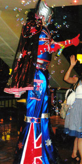 stilt-terrific_stiltwalkers_statues_roving011003.jpg