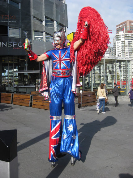 stilt-terrific_stiltwalkers_statues_roving011005.jpg