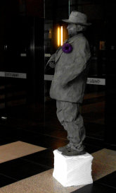 stilt-terrific_stiltwalkers_statues_roving041001.jpg