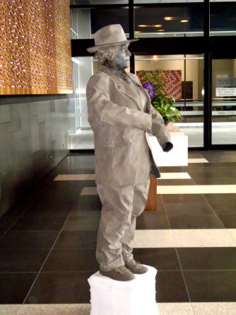 stilt-terrific_stiltwalkers_statues_roving041002.jpg