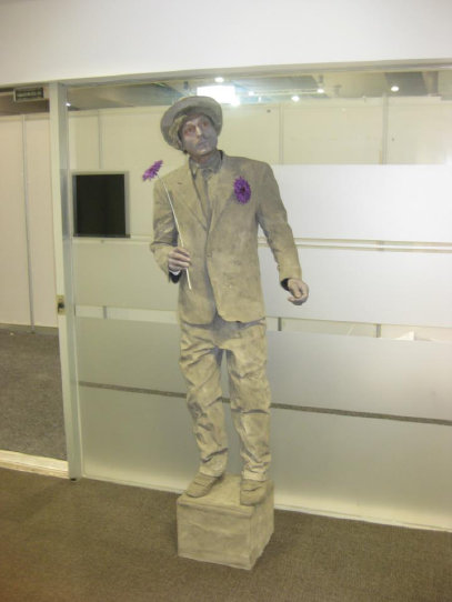 stilt-terrific_stiltwalkers_statues_roving041003.jpg