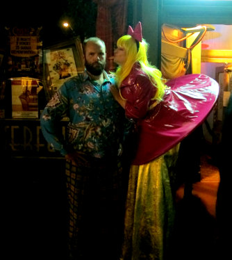 stilt-terrific_stiltwalkers_statues_roving043001.jpg
