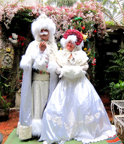 stilt-terrific_stiltwalkers_statues_roving045003.jpg