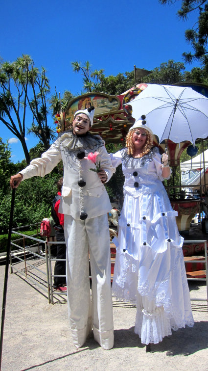 stilt-terrific_stiltwalkers_statues_roving051001.jpg