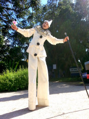stilt-terrific_stiltwalkers_statues_roving051003.jpg