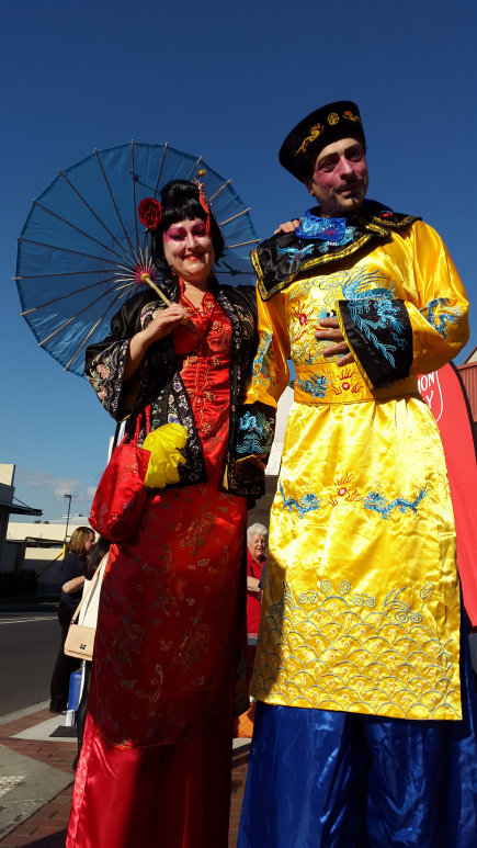 stilt-terrific_stiltwalkers_statues_roving057002.jpg