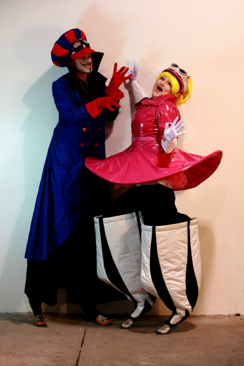 stilt-terrific_stiltwalkers_statues_roving061002.jpg