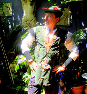 stilt-terrific_stiltwalkers_statues_roving066001.jpg