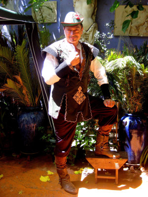 stilt-terrific_stiltwalkers_statues_roving066002.jpg