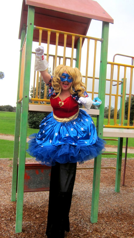 stilt-terrific_stiltwalkers_statues_roving071004.jpg