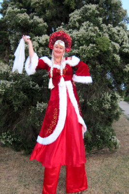 stilt-terrific_stiltwalkers_statues_roving072005.jpg