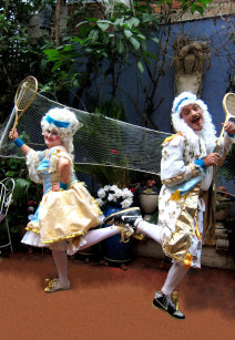 stilt-terrific_stiltwalkers_statues_roving081002.jpg