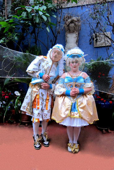 stilt-terrific_stiltwalkers_statues_roving081004.jpg