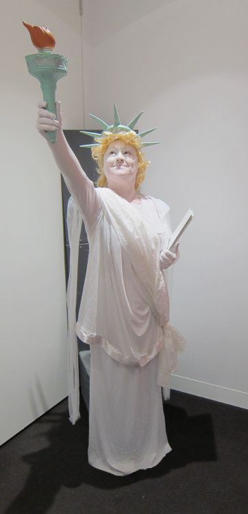 stilt-terrific_stiltwalkers_statues_roving083001.jpg