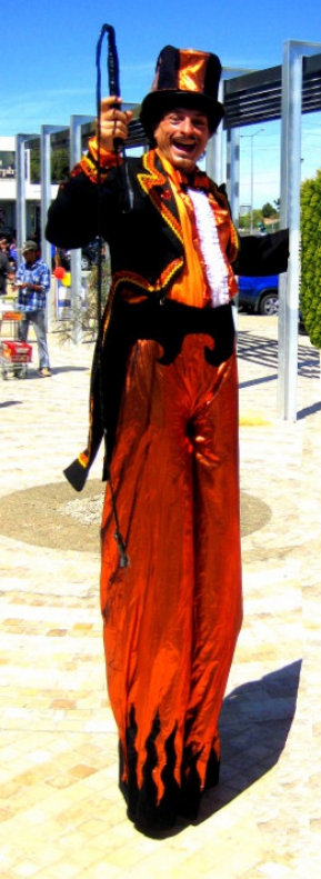 stilt-terrific_stiltwalkers_statues_roving085001.jpg