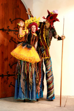 stilt-terrific_stiltwalkers_statues_roving092002.jpg