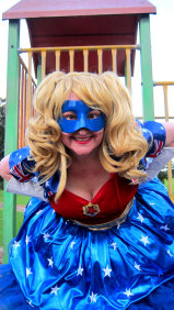 stilt-terrific_stiltwalkers_statues_roving092003.jpg