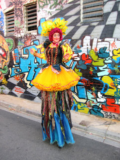 stilt-terrific_stiltwalkers_statues_roving092006.jpg