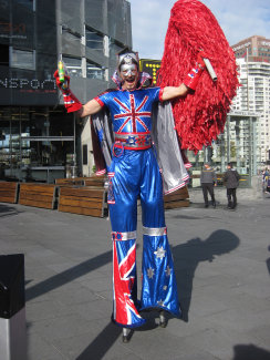 stilt-terrific_stiltwalkers_statues_roving092008.jpg