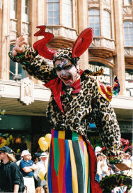 stilt-terrific_stiltwalkers_statues_roving095005.jpg
