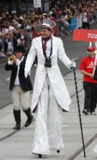 stilt-terrific_stiltwalkers_statues_roving096010.jpg