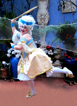 stilt-terrific_stiltwalkers_statues_roving097005.jpg