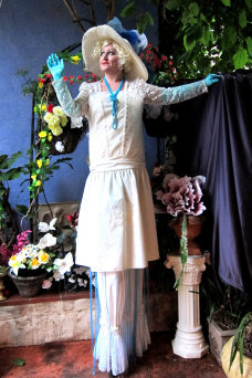 stilt-terrific_stiltwalkers_statues_roving098005.jpg