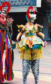 stilt-terrific_stiltwalkers_statues_roving099008.jpg