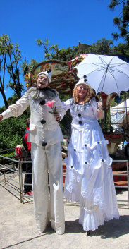 stilt-terrific_stiltwalkers_statues_roving101010.jpg