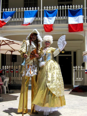 stilt-terrific_stiltwalkers_statues_roving101012.jpg