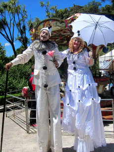 stilt-terrific_stiltwalkers_statues_roving102001.jpg
