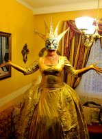 stilt-terrific_stiltwalkers_statues_roving102005.jpg