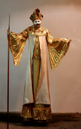 stilt-terrific_stiltwalkers_statues_roving102008.jpg