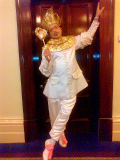 stilt-terrific_stiltwalkers_statues_roving102011.jpg