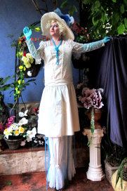 stilt-terrific_stiltwalkers_statues_roving103009.jpg