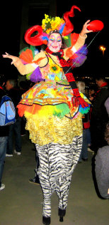 stilt-terrific_stiltwalkers_statues_roving104010.jpg