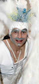 stilt-terrific_stiltwalkers_statues_roving105005.jpg